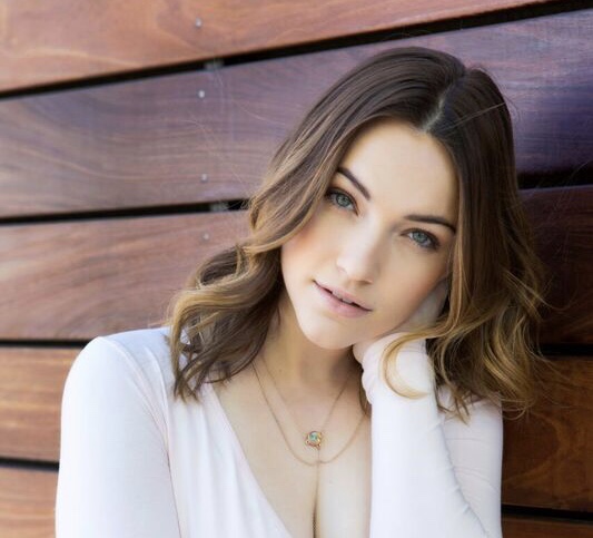 Violett Beane